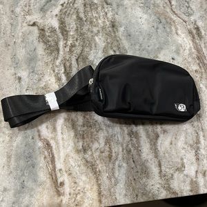 NWT Black Lululemon Everywhere Belt Bag